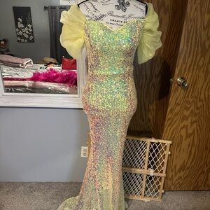 Yellow Fit-Flare sequin Gown XS. 102